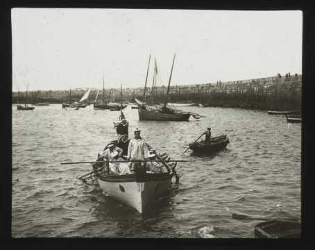 Marins sur un canot (Saint-Malo)